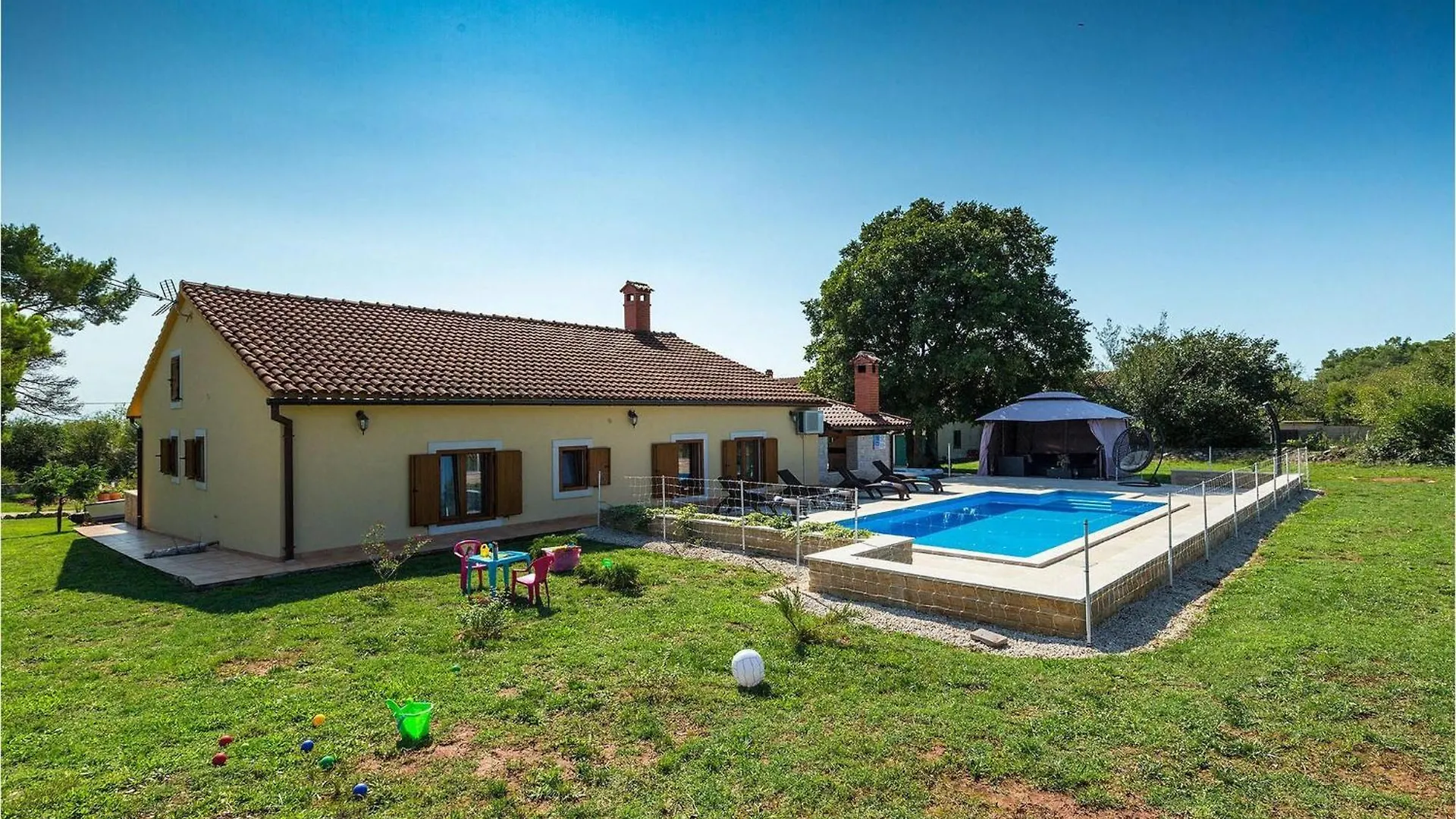 Villa Emanuel Pula 0*,